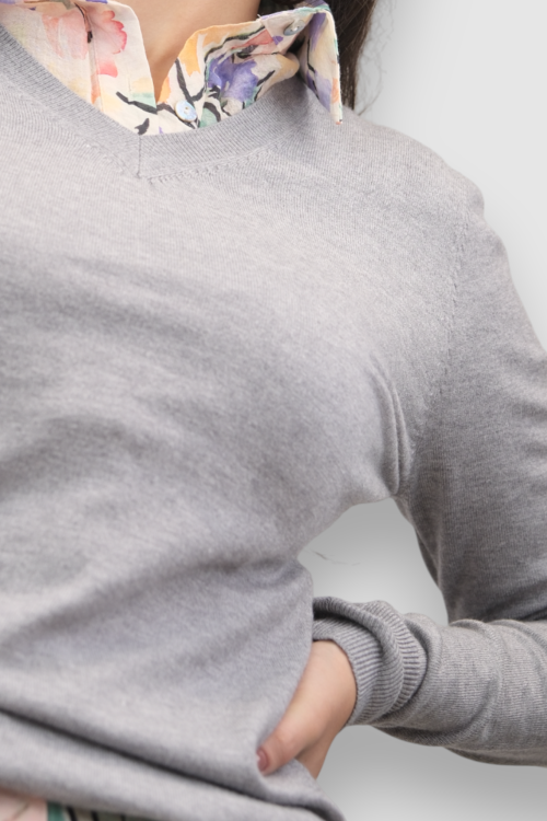 Ženski lagani sivi džemper Cassandra sa V izrezom