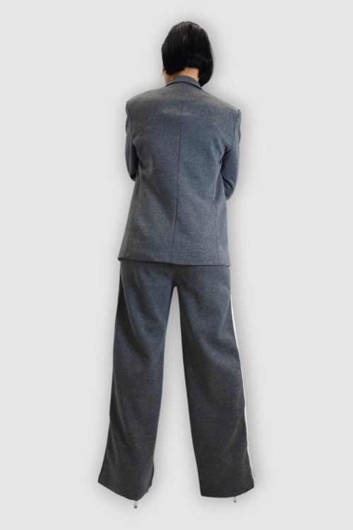 Žensko sivo moderno odijelo sa trakama Caprice