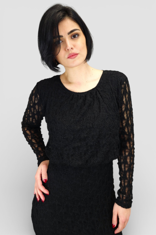 Duga crna čipkasta haljina Courtney s nabranim okruglim izrezom i poluprozirnim dugim rukavima.