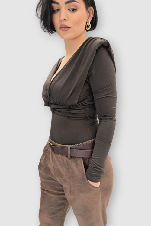 Smeđa naborana majica Etta s jastučićima na ramenima i križanim dekolteom