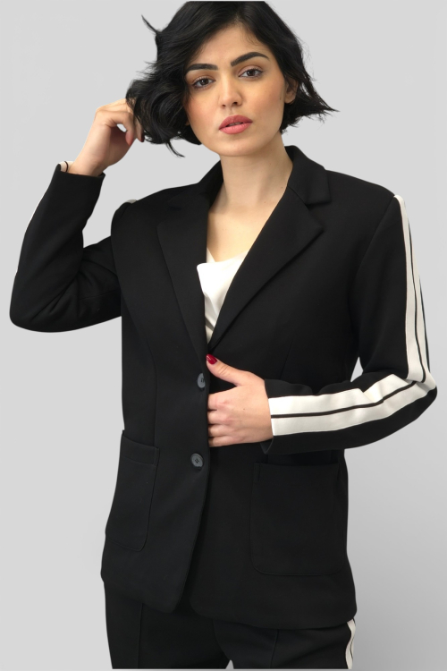 Žensko crno moderno odijelo sa trakama Caprice