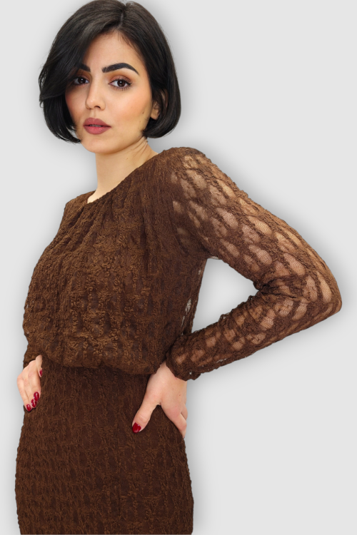 Duga smeđa čipkasta haljina Courtney s nabranim okruglim izrezom i poluprozirnim dugim rukavima.