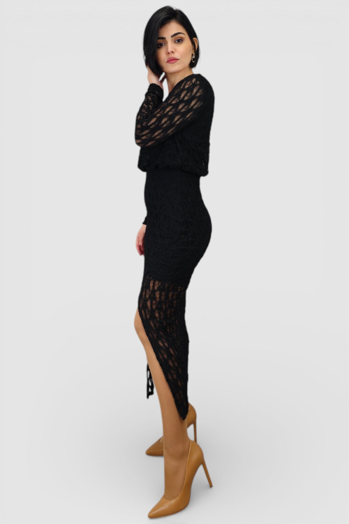 Duga crna čipkasta haljina Courtney s nabranim okruglim izrezom i poluprozirnim dugim rukavima.