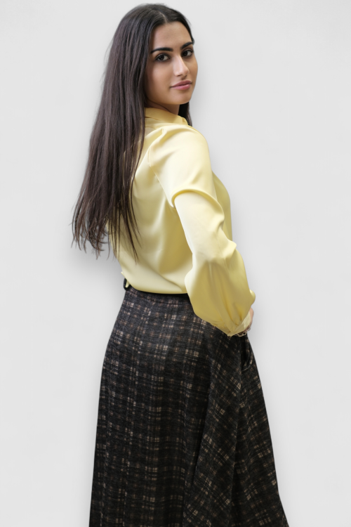 Ženska satenska košulja Fianna u nježno žutoj boji s diskretnim sjajem i klasičnim krojem