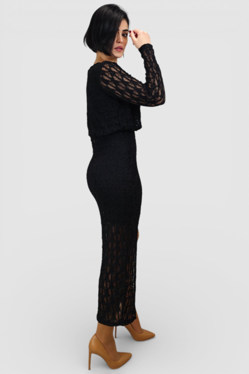 Duga crna čipkasta haljina Courtney s nabranim okruglim izrezom i poluprozirnim dugim rukavima.