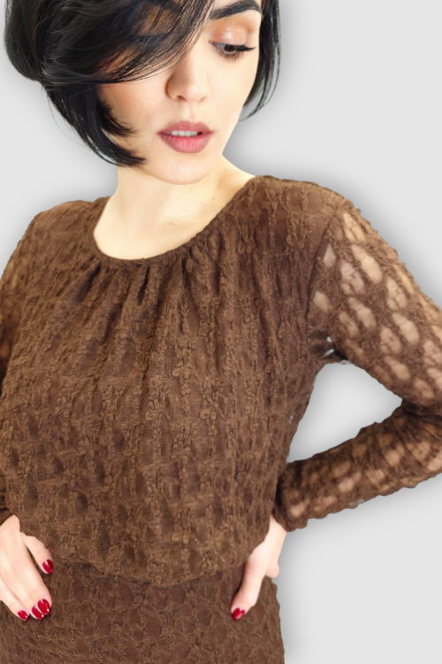 Duga smeđa čipkasta haljina Courtney s nabranim okruglim izrezom i poluprozirnim dugim rukavima.