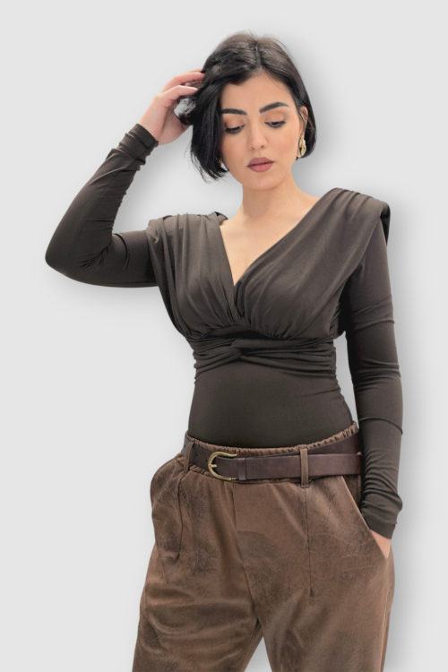 Smeđa naborana majica Etta s jastučićima na ramenima i križanim dekolteom