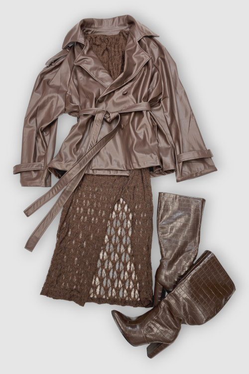 Duga smeđa čipkasta haljina Courtney s nabranim okruglim izrezom i poluprozirnim dugim rukavima.