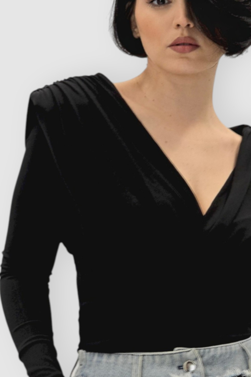 Crna majica s naborima Etta s jastučićima na ramenima i križanim dekolteom