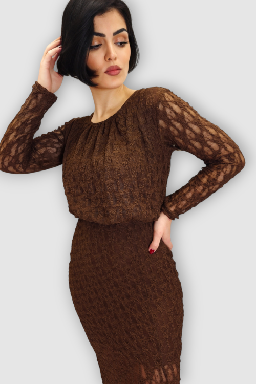 Duga smeđa čipkasta haljina Courtney s nabranim okruglim izrezom i poluprozirnim dugim rukavima.