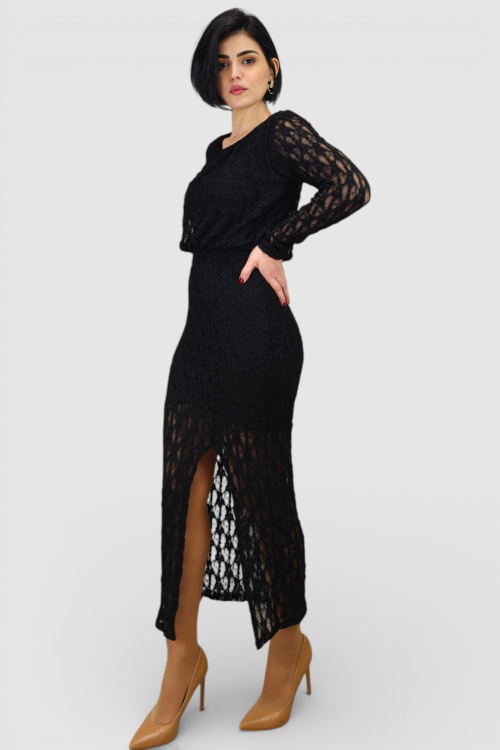 Duga crna čipkasta haljina Courtney s nabranim okruglim izrezom i poluprozirnim dugim rukavima.
