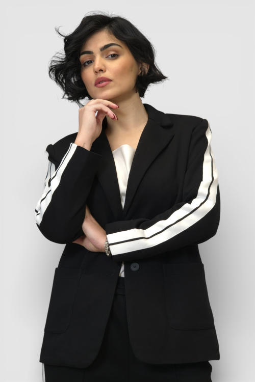 Žensko crno moderno odijelo sa trakama Caprice