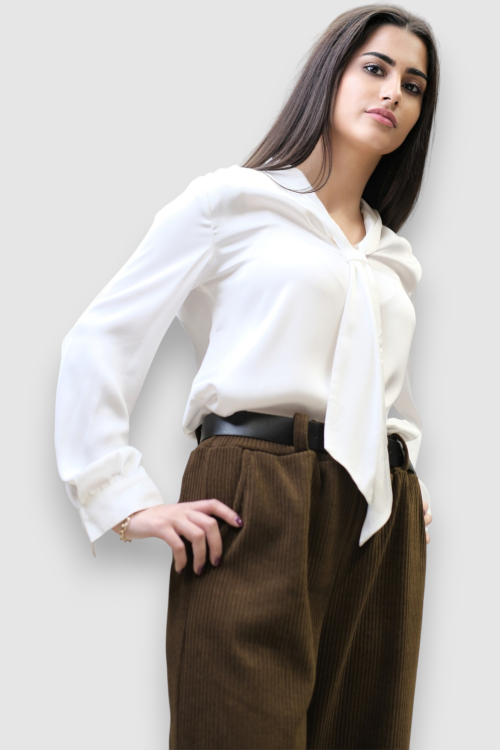 Ženska satenska košulja Ivania u bijeloj boji s ukrasnom kravatom