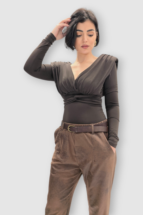 Smeđa naborana majica Etta s jastučićima na ramenima i križanim dekolteom