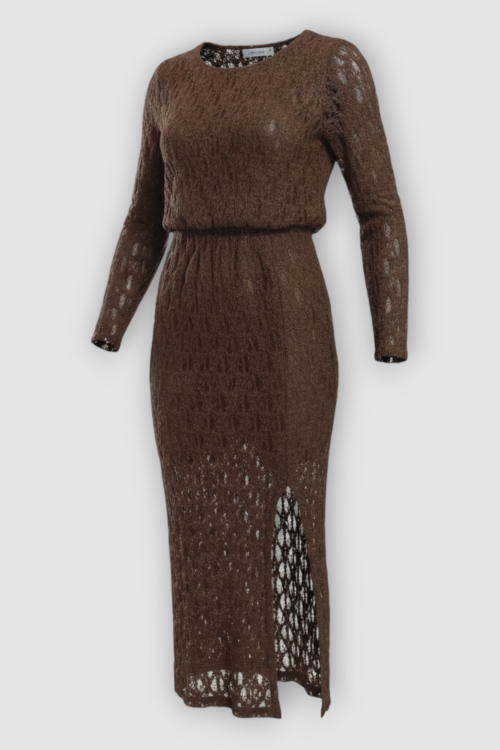 Duga smeđa čipkasta haljina Courtney s nabranim okruglim izrezom i poluprozirnim dugim rukavima.