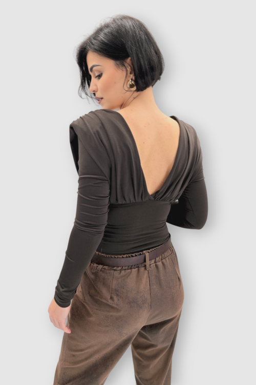 Smeđa naborana majica Etta s jastučićima na ramenima i križanim dekolteom