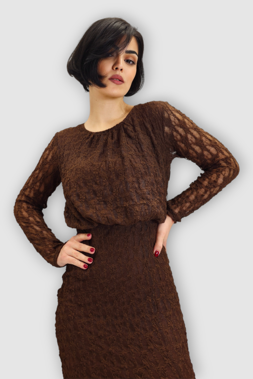 Duga smeđa čipkasta haljina Courtney s nabranim okruglim izrezom i poluprozirnim dugim rukavima.