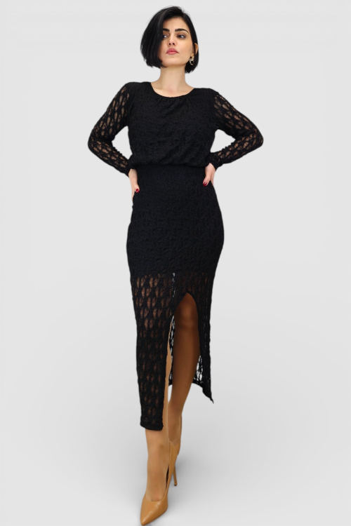 Duga crna čipkasta haljina Courtney s nabranim okruglim izrezom i poluprozirnim dugim rukavima.