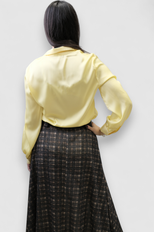Ženska satenska košulja Fianna u nježno žutoj boji s diskretnim sjajem i klasičnim krojem