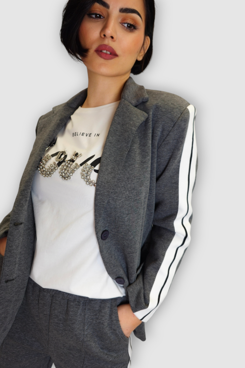 Žensko sivo moderno odijelo sa trakama Caprice