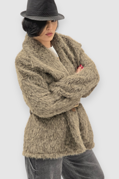 Smeđa lagana jakna Emma od umjetnog krzna sa pojasom