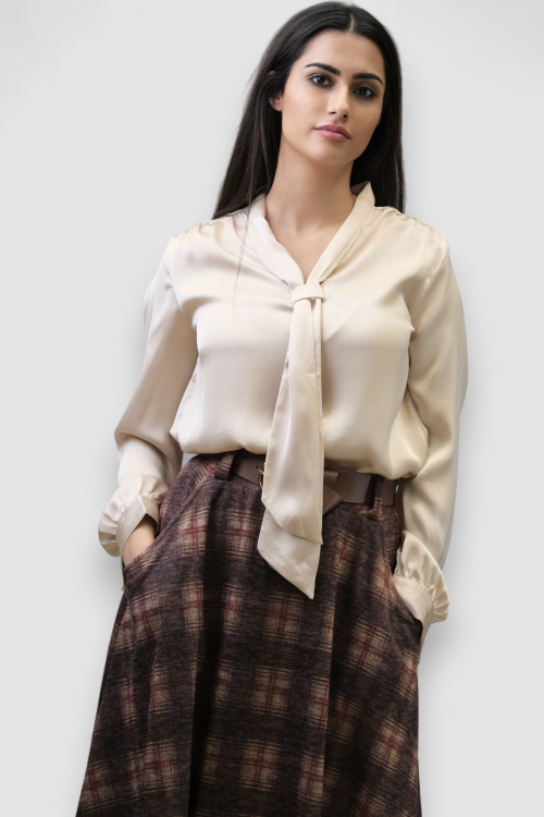 Ženska satenska košulja Ivania u bež boji s ukrasnom kravatom, bez kopčanja