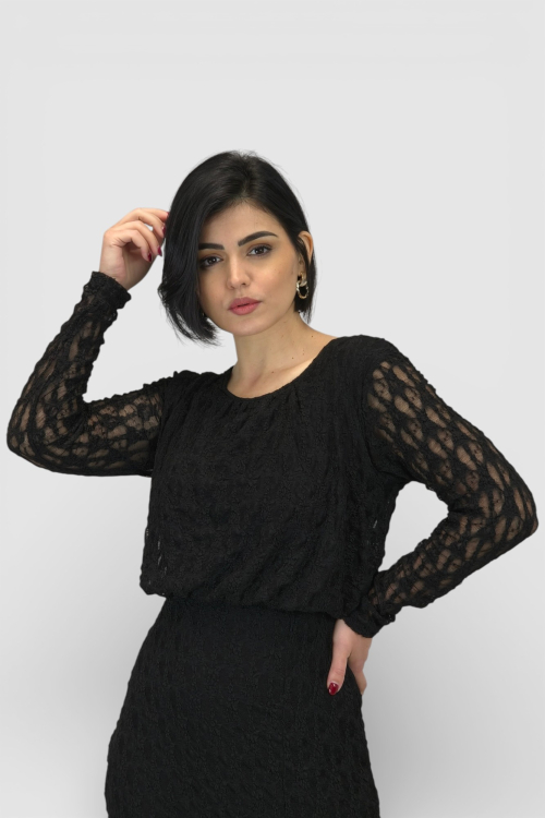 Duga crna čipkasta haljina Courtney s nabranim okruglim izrezom i poluprozirnim dugim rukavima.