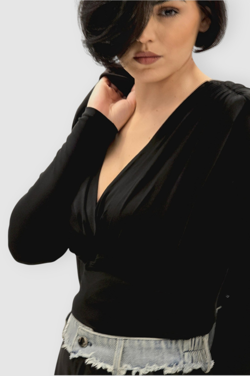 Crna majica s naborima Etta s jastučićima na ramenima i križanim dekolteom