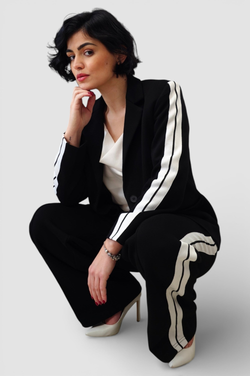 Žensko crno moderno odijelo sa trakama Caprice