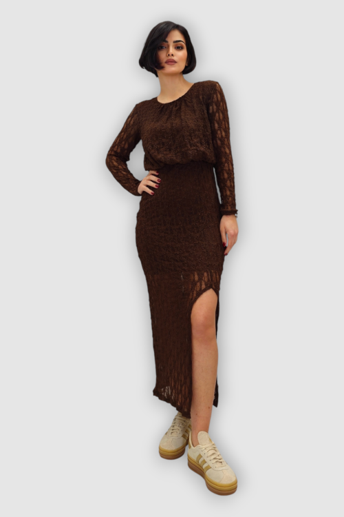 Duga smeđa čipkasta haljina Courtney s nabranim okruglim izrezom i poluprozirnim dugim rukavima.