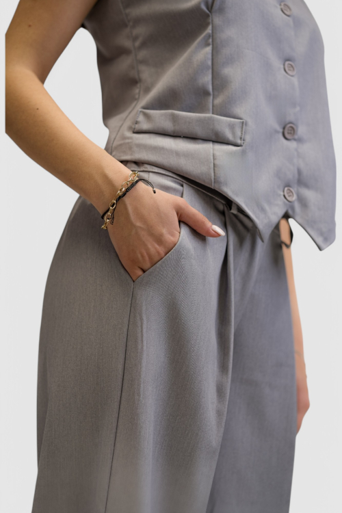 Žensko sivo odijelo sa prslukom Chantal