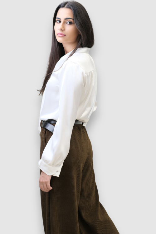 Ženska satenska košulja Ivania u bijeloj boji s ukrasnom kravatom