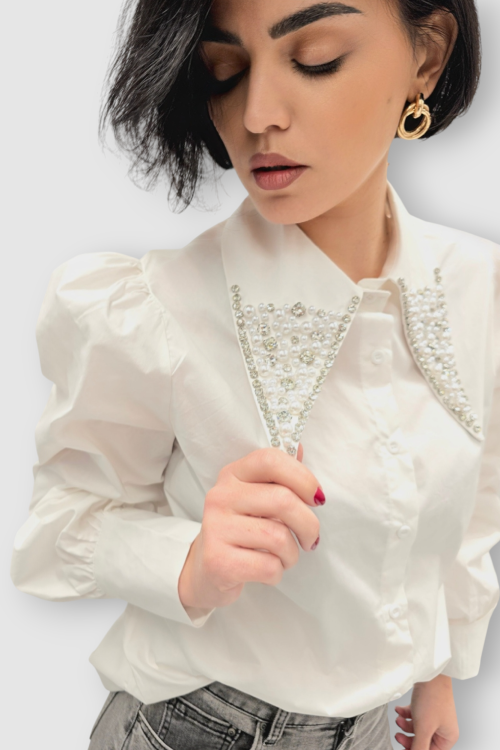 Ženska bijela košulja Belen dugih rukava ukrašena biserima i kristalima na kragni