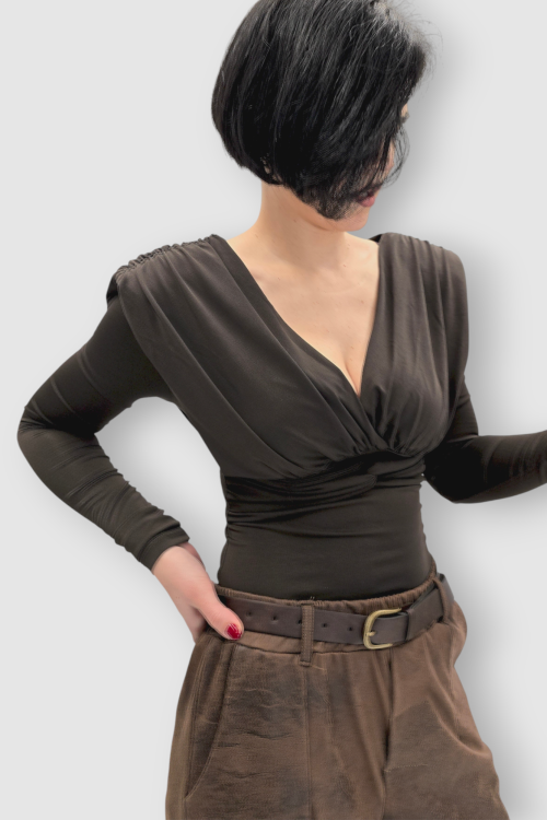 Smeđa naborana majica Etta s jastučićima na ramenima i križanim dekolteom