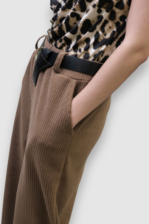 Camel samt hlače Lucy s širokim nogavicama i remenom