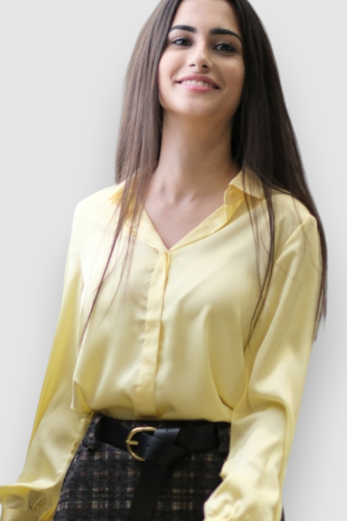 Ženska satenska košulja Fianna u nježno žutoj boji s diskretnim sjajem i klasičnim krojem