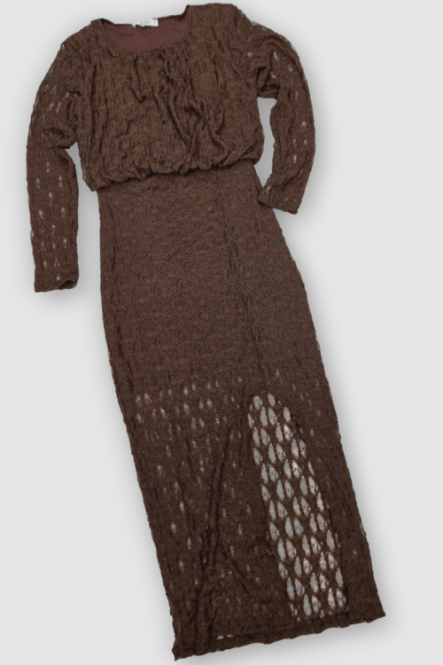 Duga smeđa čipkasta haljina Courtney s nabranim okruglim izrezom i poluprozirnim dugim rukavima.