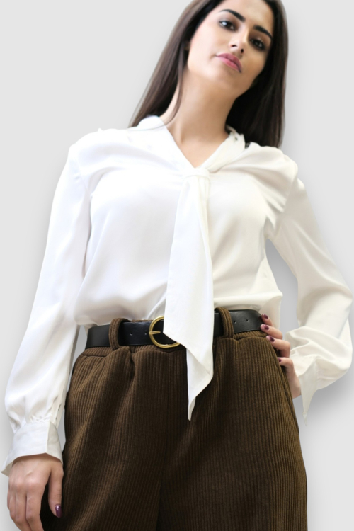 Ženska satenska košulja Ivania u bijeloj boji s ukrasnom kravatom