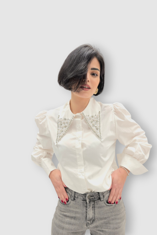 Ženska bijela košulja Belen dugih rukava ukrašena biserima i kristalima na kragni