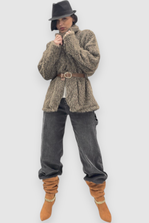 Smeđa lagana jakna Emma od umjetnog krzna sa pojasom