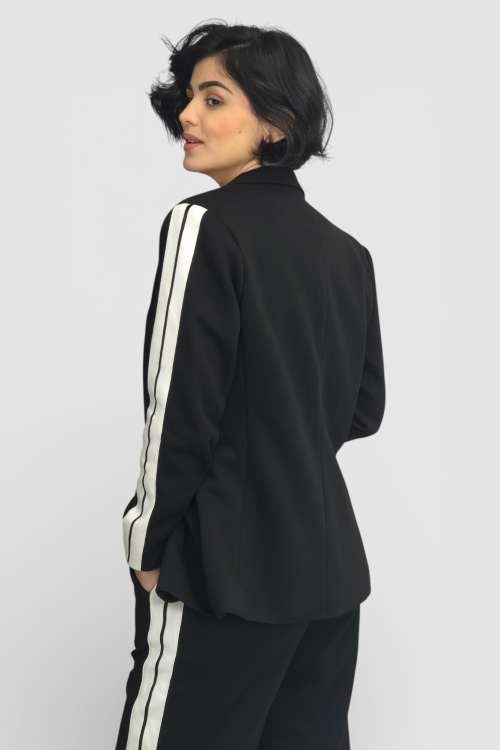 Žensko crno moderno odijelo sa trakama Caprice