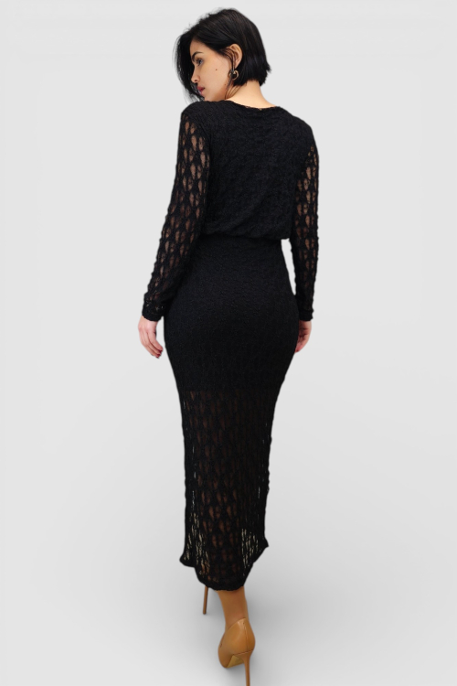 Duga crna čipkasta haljina Courtney s nabranim okruglim izrezom i poluprozirnim dugim rukavima.