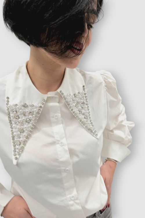 Ženska bijela košulja Belen dugih rukava ukrašena biserima i kristalima na kragni