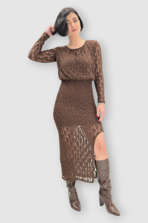 Duga smeđa čipkasta haljina Courtney s nabranim okruglim izrezom i poluprozirnim dugim rukavima.