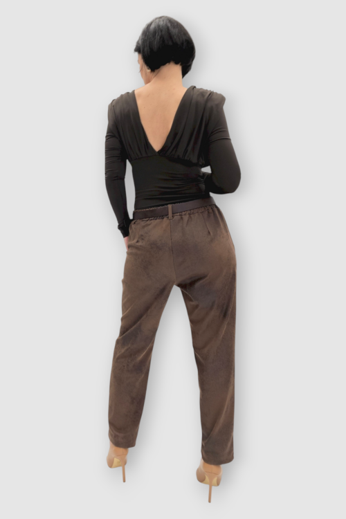 Smeđa naborana majica Etta s jastučićima na ramenima i križanim dekolteom