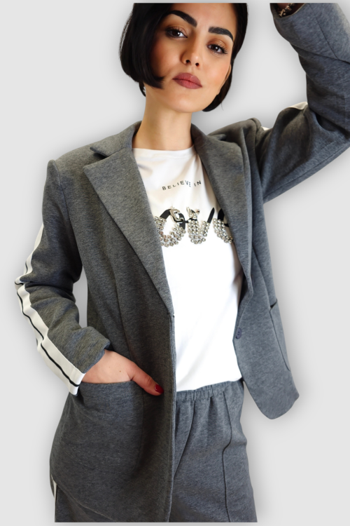 Žensko sivo moderno odijelo sa trakama Caprice