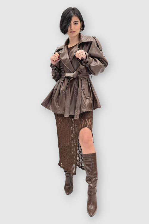 Duga smeđa čipkasta haljina Courtney s nabranim okruglim izrezom i poluprozirnim dugim rukavima.