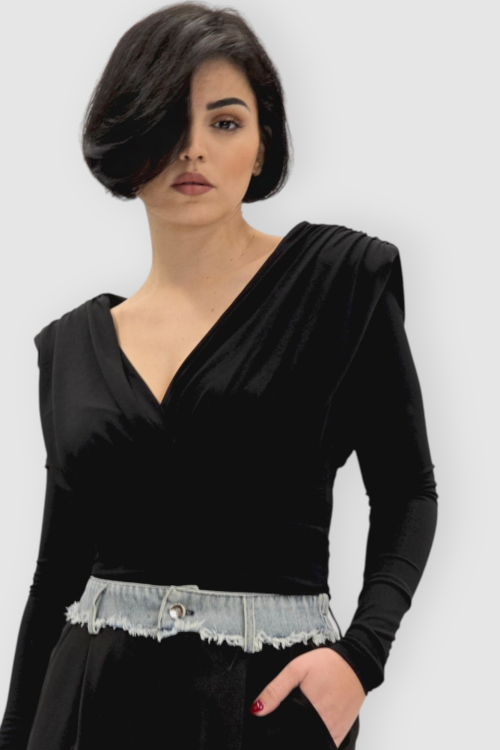 Crna majica s naborima Etta s jastučićima na ramenima i križanim dekolteom