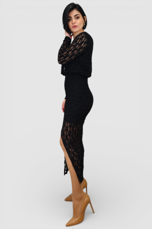 Duga crna čipkasta haljina Courtney s nabranim okruglim izrezom i poluprozirnim dugim rukavima.