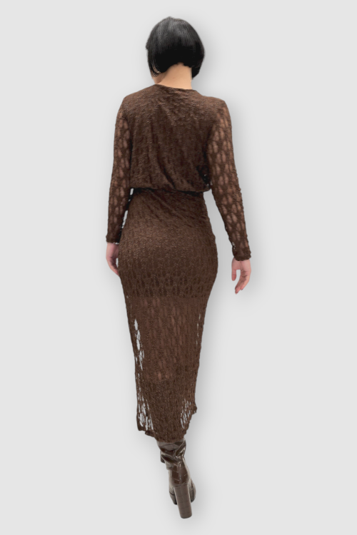 Duga smeđa čipkasta haljina Courtney s nabranim okruglim izrezom i poluprozirnim dugim rukavima.